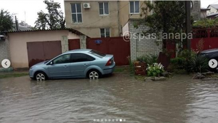 В Анапе 5 придворовых территорий оказались под водой