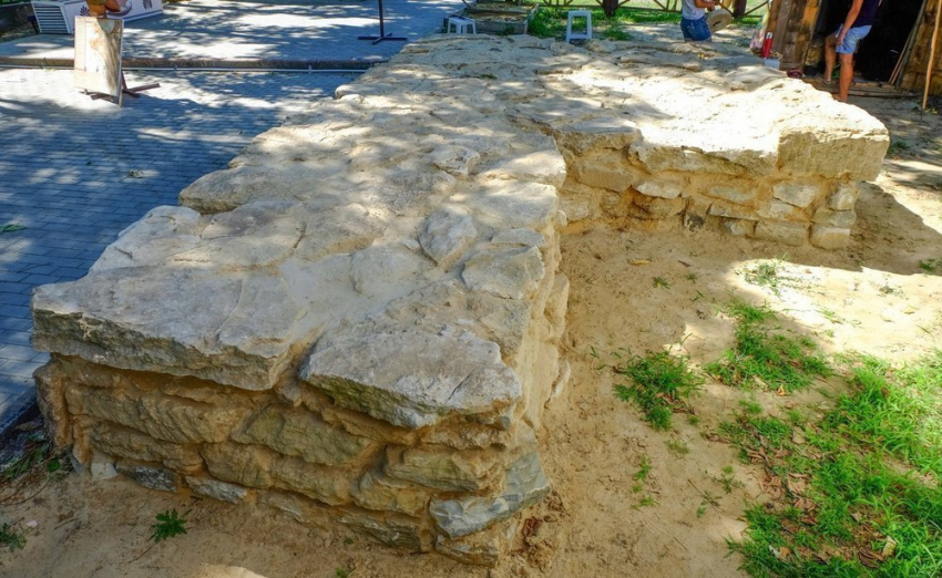 В Анапском заповеднике восстановили надгробный памятник IV-III веков