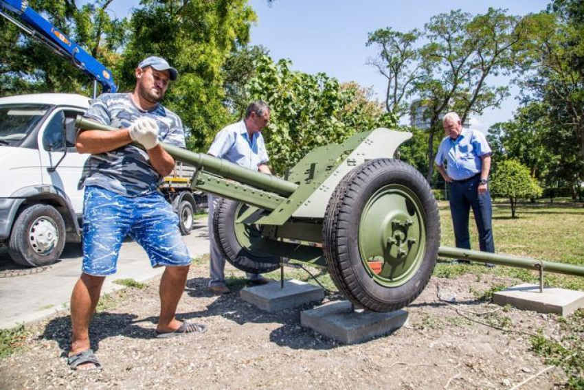 Вместо торговых ларьков в Анапе установили пушки времён Великой Отечественной войны