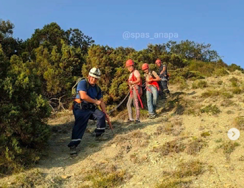 В Утрише под Анапой спасатели помогли мужчине с двумя детьми, застрявшими на склоне