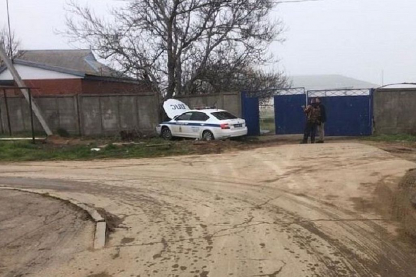 Патрульная Skoda Octavia в соседнем с Анапой районе врезалась в бетонный забор