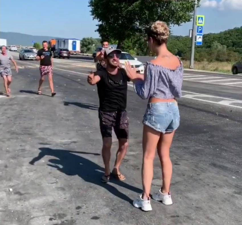 Ольгу Бузову под Анапой неожиданно заключили в объятья горячие кавказские парни