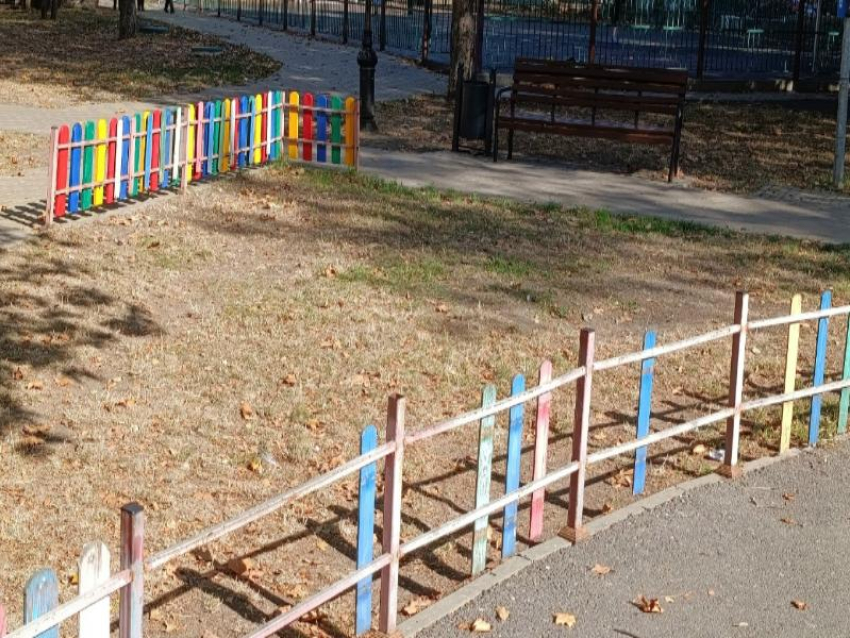 В сквере Строителя в Анапе ремонтируют декоративный забор: работы ещё не завершены
