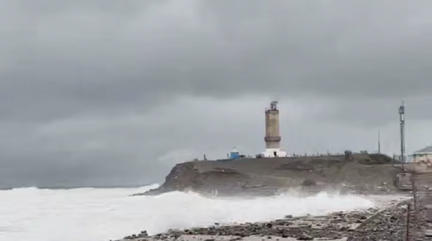 Жителей Анапы попросили не выходить к морю