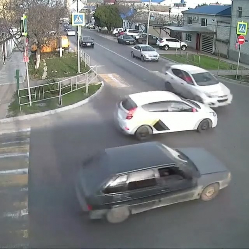 В миллиметре от смерти: в Анапе автомобиль едва не сбил пешехода - есть видео