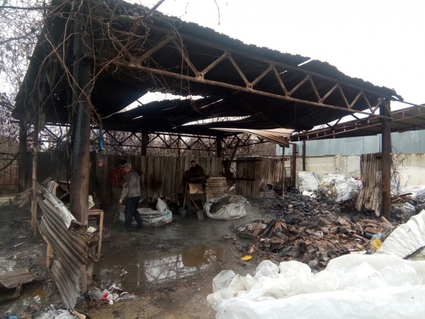 В Воскресенском под Анапой сильный пожар уничтожил склад