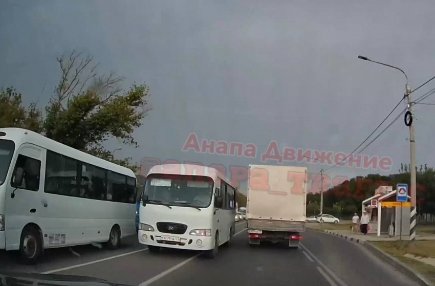 В Анапе за выезд на встречную полосу водителя автобуса привлекли к ответственности