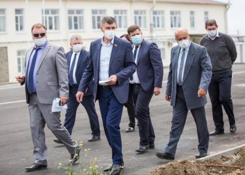 Депутат указал строителям спорткомплекса в Пятихатках под Анапой на недостатки 