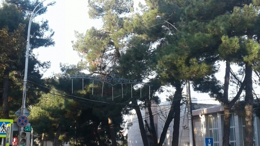 В Анапе на центральной улице города начали развешивать новогодние украшения