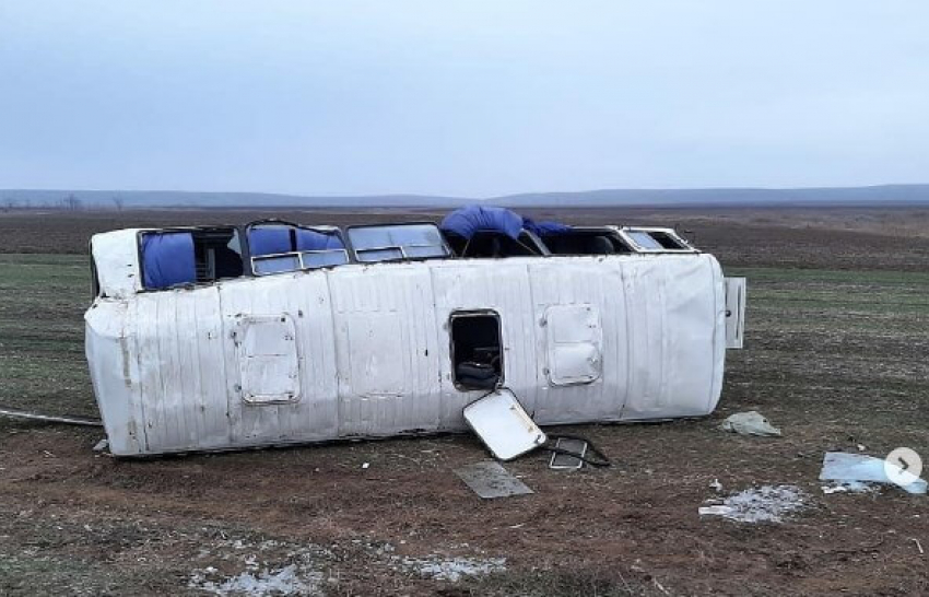 Автобус с 12 пассажирами, ехавший из Анапы, перевернулся под Темрюком