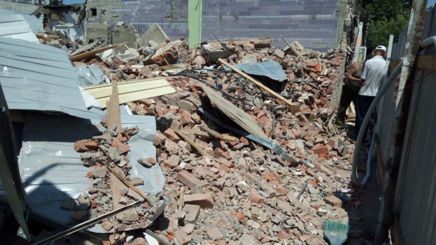 В Анапе стена бывшего винзавода «Лазурный» рухнула на автобусную остановку