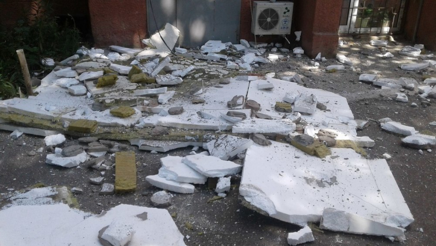 В Анапе чуть не пострадали люди: с многоэтажного дома обвалилась внешняя отделка