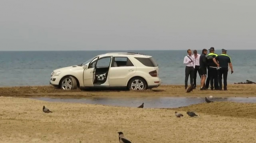 В Анапе продолжают ловить «автозевак» на пляжах курорта – полиция выписывает штрафы 