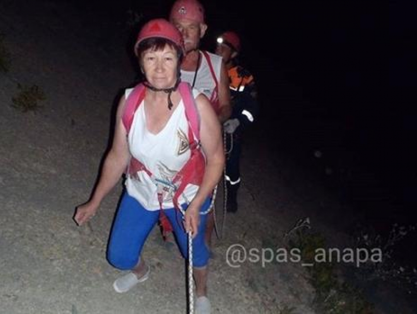 Анапские спасатели сняли с опасного склона двух туристов на Большом Утрише