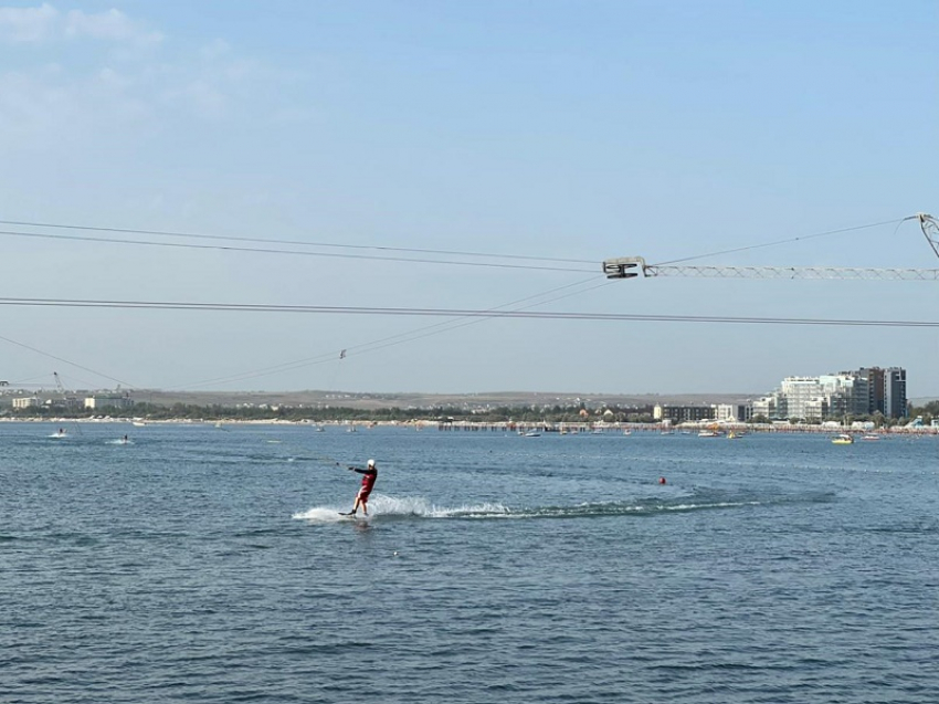 В День пляжа в Анапе по-прежнему жарко