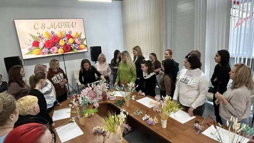 В Анапе для жен участников спецоперации провели мастер-класс по флористике