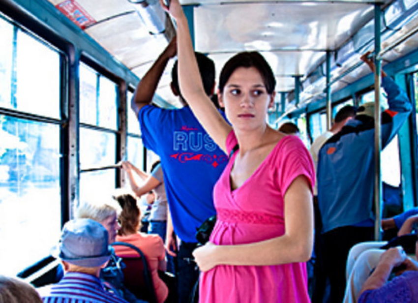 Пожилым, беременным, инвалидам и женщинам с младенцами нет мест в автобусах Анапы