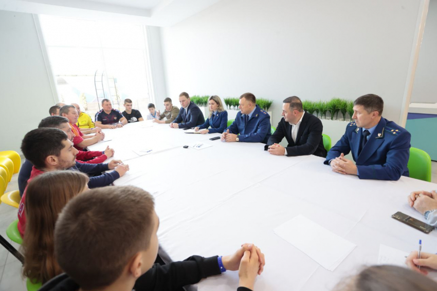 Прокурор Кубани Сергей Табельский встретился в Анапе с юными спортсменами из Белгорода 