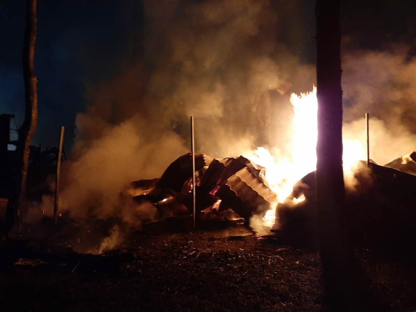 Следователи устанавливают причину ночного пожара в парке аттракционов в Анапе 