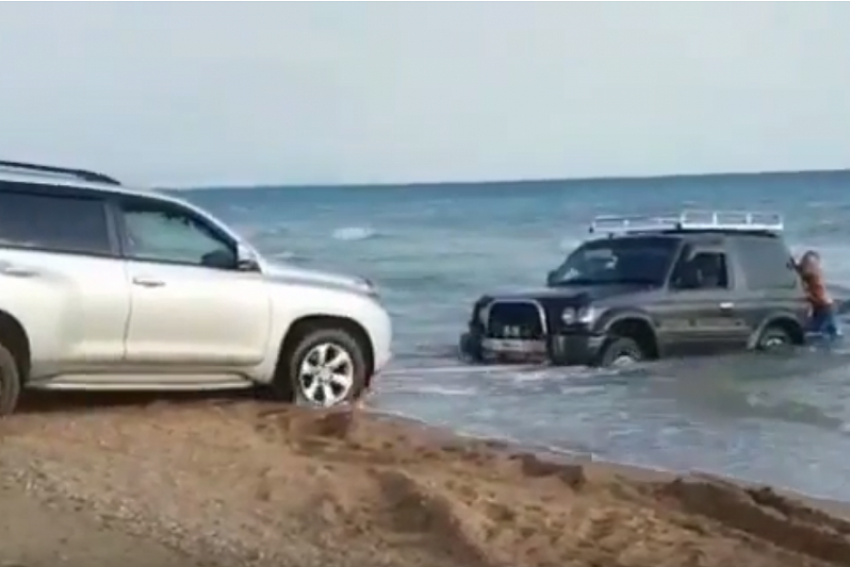 Видео: в Витязево под Анапой в море застрял джип 