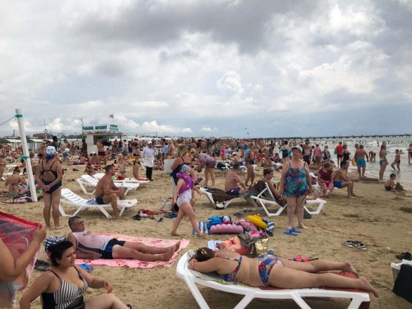 Россиян не испугали ни вакцинация, ни потоп - туристы массово высыпали на пляж Анапы