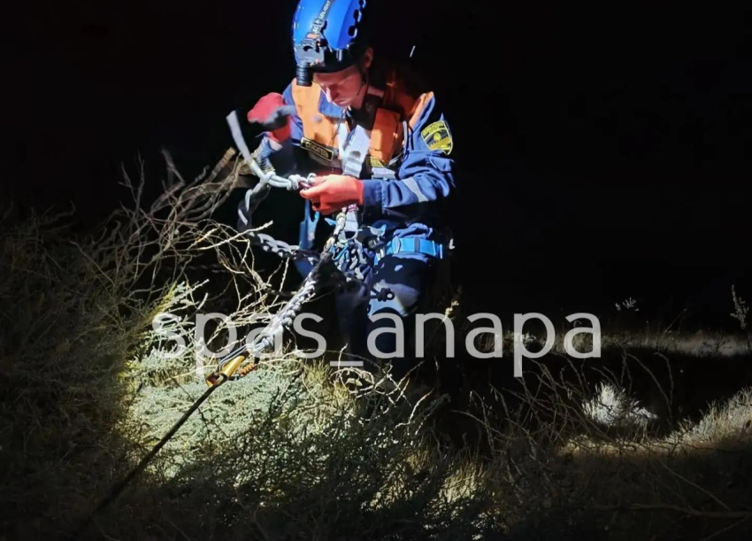 В Анапе спасатели помогли мужчине выбраться с крутого склона