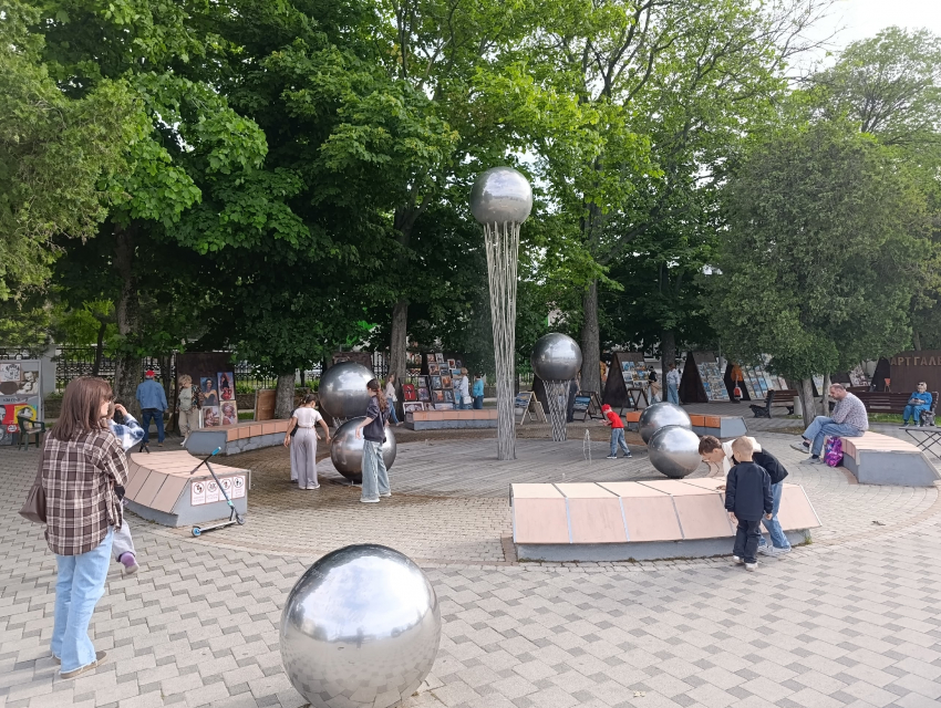 Анапа встретила первый день лета наплывом отдыхающих: центр города ожил в будний день