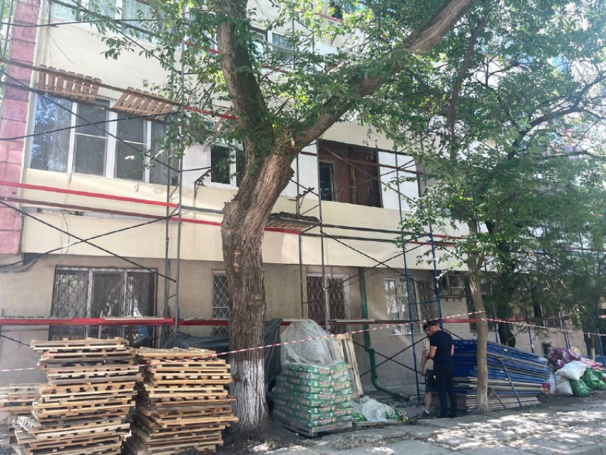 Начался ремонт фасада «проблемного» дома на улице Ленина, 134 в Анапе