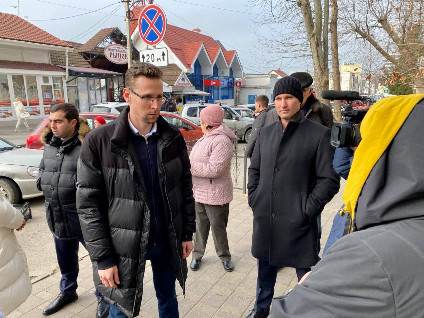 Мэрия Анапы борется с нелегальными торговцами у Центрального рынка