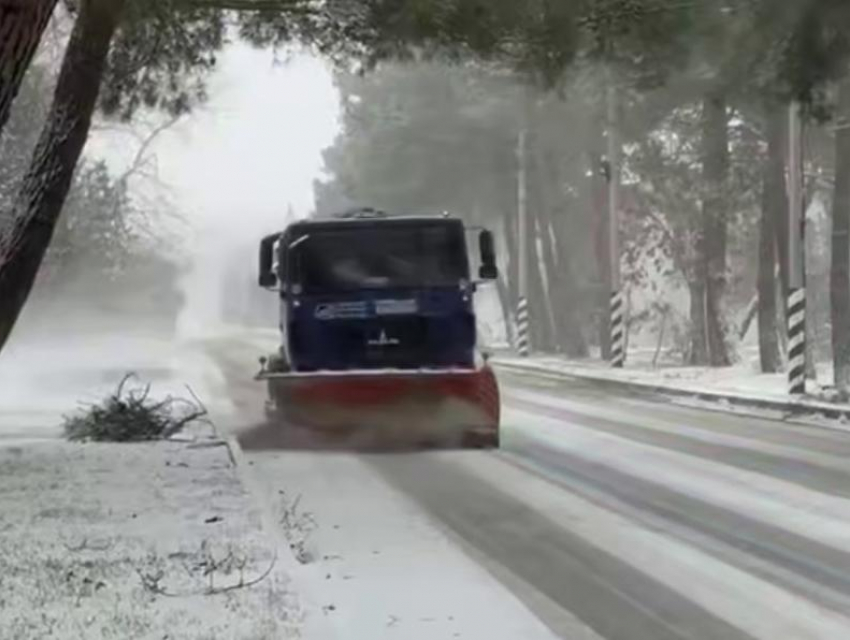 В Анапе активно борются со снегом и гололедом