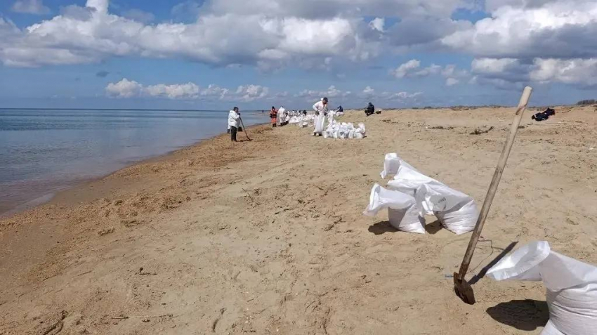 С пляжа под Анапой убрали свыше 1000 мешков грунта с нефтепродуктами