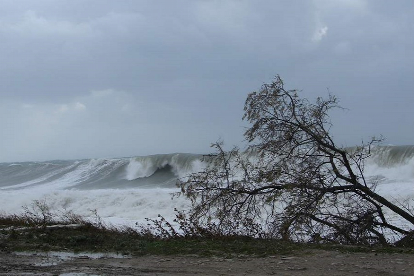 Служба спасения предупреждает об урагане в Анапе 28 сентября