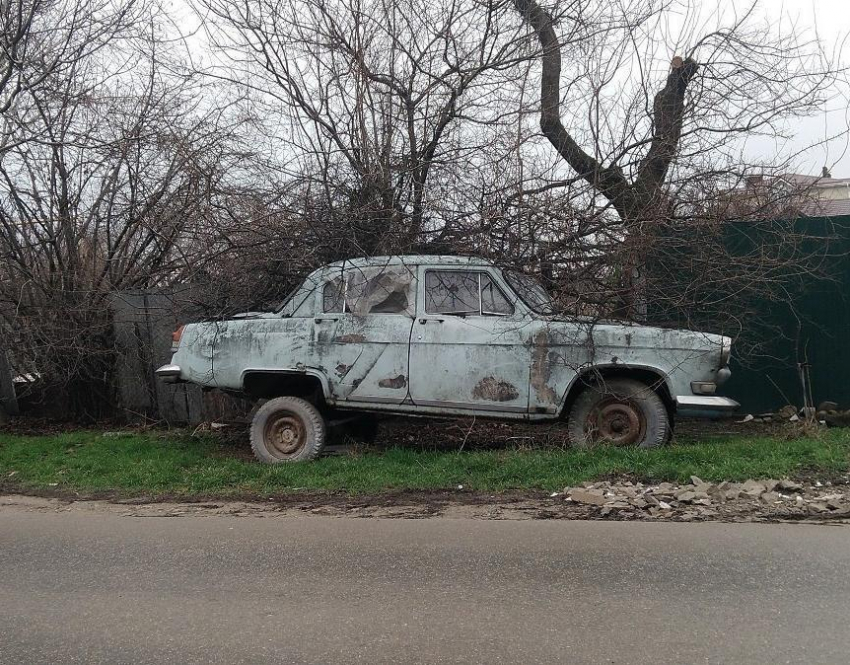 Раритетная «Волга» уже пять лет «мозолит» глаза анапчанину