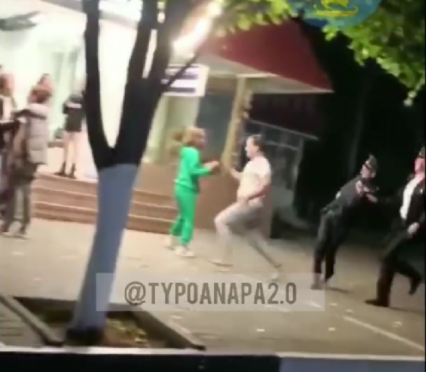 "Звёзды реслинга курят в стороне": полиция вмешалась в крутые разборки в центре Анапы