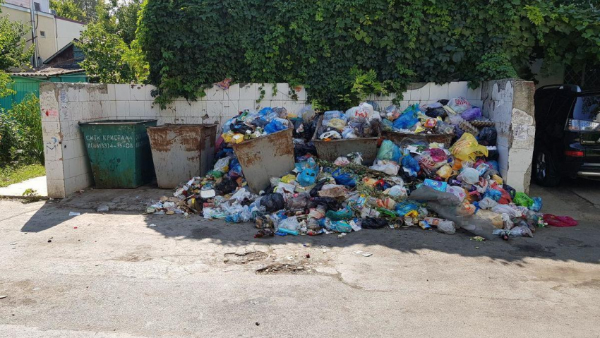 Анапчане жалуются мэру на кучи мусора на улицах курорта