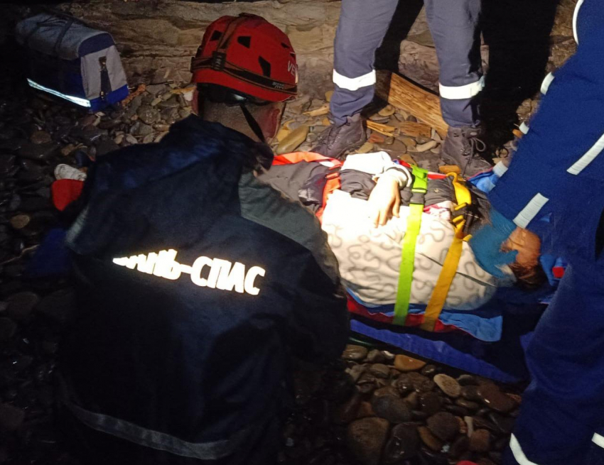 Сорвалась с крутого склона: в Анапе спасатели оказали помощь пострадавшей девушке