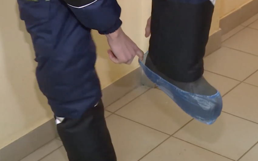 Анапские сантехники начали ходить на вызовы в бахилах