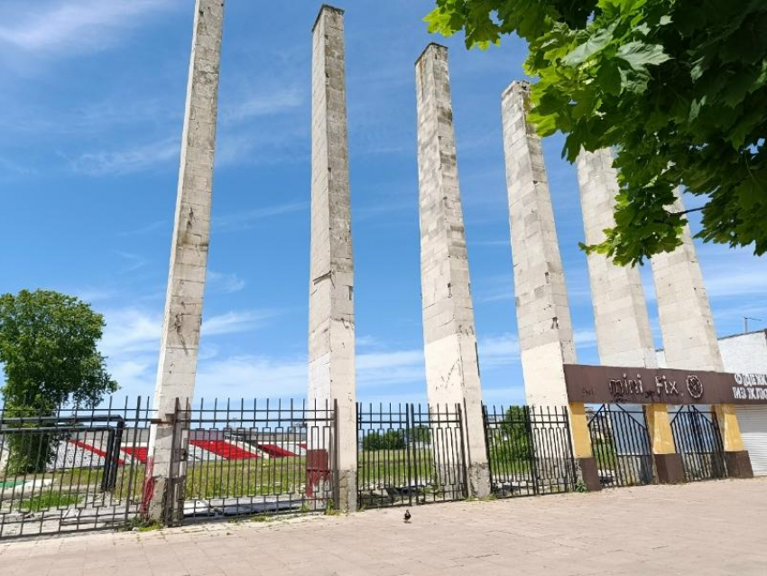  Свалка в «сердце» Анапы: что осталось за убранными торговыми точками стадиона «Спартак»