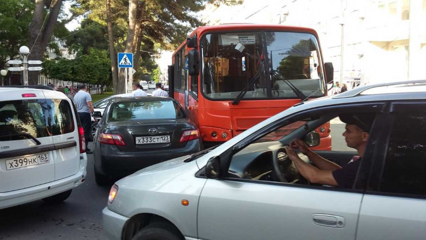 В Анапе в центре города авария с участием пассажирского автобуса