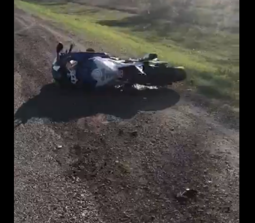 Под Анапой насмерть разбился байкер на мотоцикле БМВ. Очевидцы сняли видео