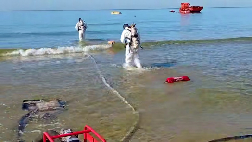 Скоро все закончится: сбор мазута с морского дна у берегов Анапы и Темрюкского района завершен