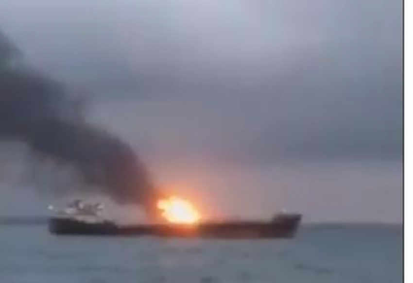 Прямо сейчас! Два корабля горят у входа в Керченский пролив. Анапчане делятся новостью