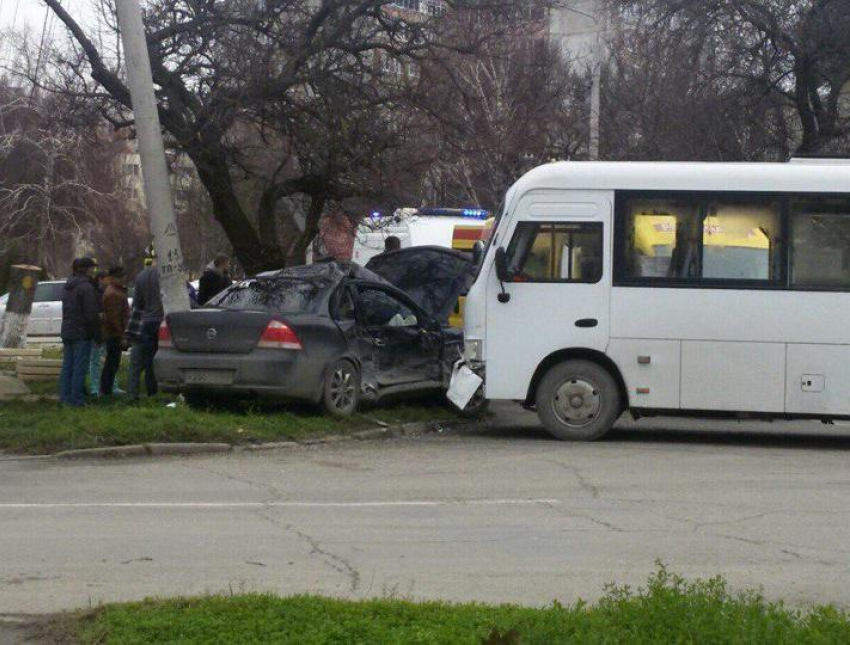  В Анапе на перекрёстке автобус жестоко помял «Ниссан»