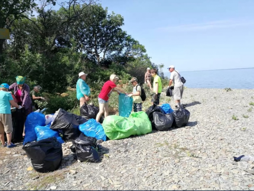 В заповеднике «Утриш» под Анапой добровольцы собрали около 20 мешков мусора