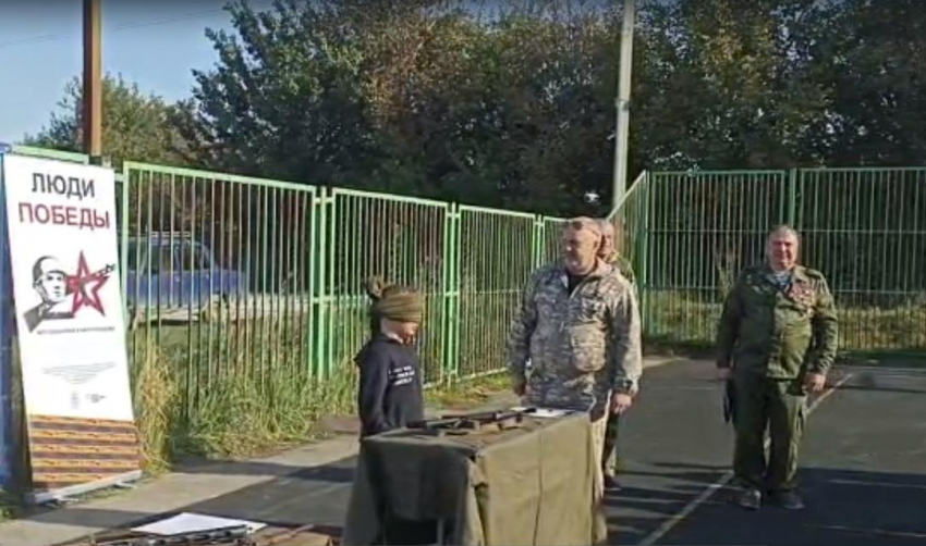 Четвероклассник из Витязево вслепую разобрал и собрал автомат Калашникова