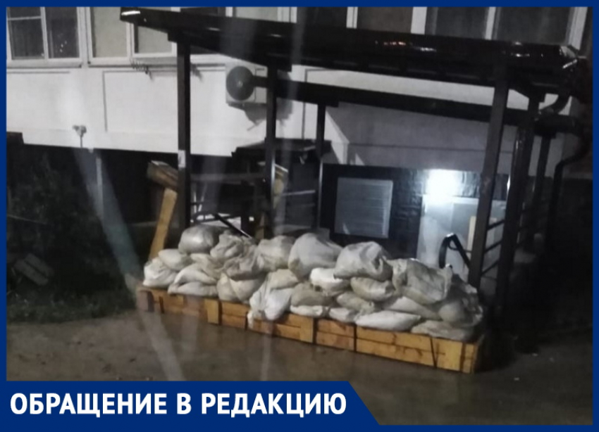 Жители дома на ул. Ленина в Анапе жалуются, что во время дождя цоколь уходит под воду