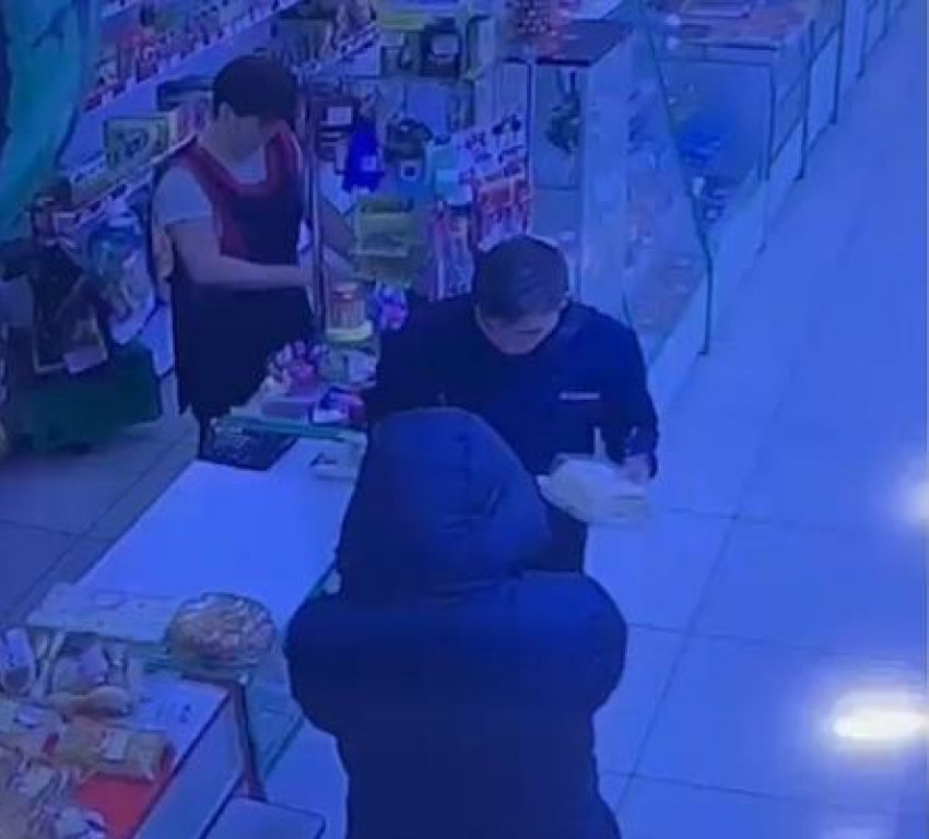 В Анапе мужчина украл с чужой карты 5 тысяч рублей