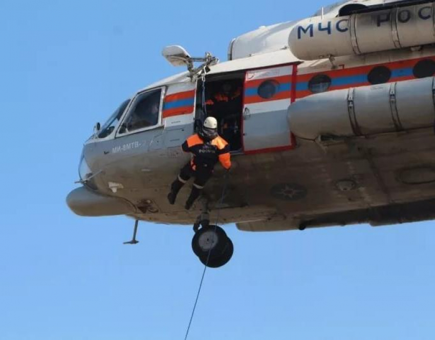 К поиску пропавших спасателей в Анапе подключили авиацию