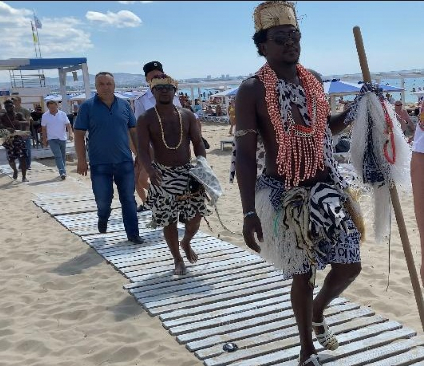 С пляжей в Анапе в ОМВД по миграции снова доставили представителей стран Африки