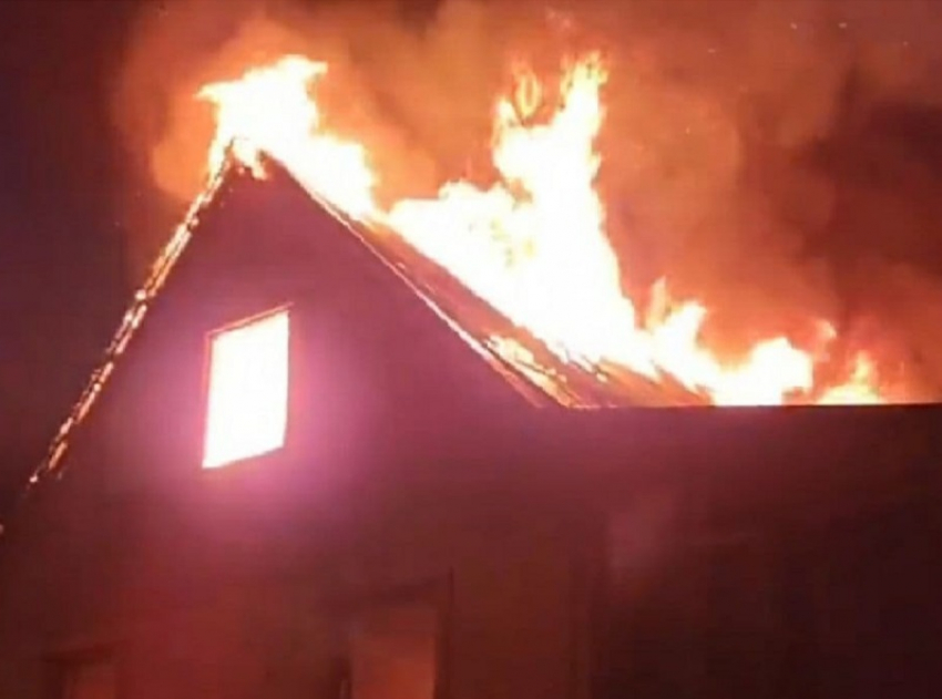 В Анапе ночью сгорел двухэтажный дом - видео